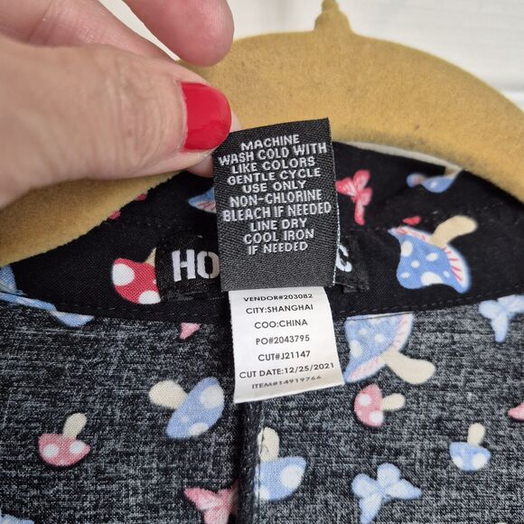 Hot Topic Women's Large Crop Short Sleeve Button Up Top Black Mushrooms - Picture 4 of 5